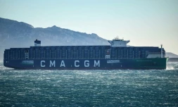 Le porte-conteneurs "Palais Royal" de la CMA CGM, le plus grand au monde Ă ĂȘtre propulsĂ© au gaz liquĂ©fiĂ©, le 14 dĂ©cembre 2023 Ă Marseille