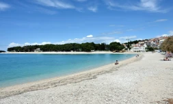 Des plages artificielles à Primosten, en Croatie, le 9 mai 2025