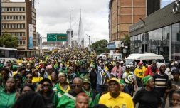 Des milliers de manifestants, appelés à défiler par l'ANC, traversent l'emblématique pont Nelson Mandela de Johannesburg le 21 mars 2026.