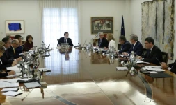 Le Premier ministre espagnol Mariano Rajoy (C), le 21 octobre 2017 à Madrid