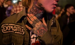 Un jeune Birman adepte de musique métal assiste à un concert le 20 novembre 2016 à Rangoun