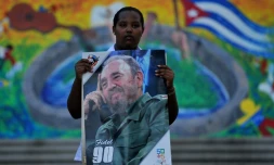 Une femme tient un portrait de Fidel Castro, en hommage au père de la Révlution cubaine au lendemain de sa mort, le 26 novembre 2016 à La Havane
