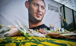 Des fleurs sont déposées au pied d'un portrait d'Emiliano Sala pour rendre hommage au footballeur, devant un centre d'entraînement à La Chapelle-sur-Erdre, en Loire-Atlantique, le 25 janvier 2019