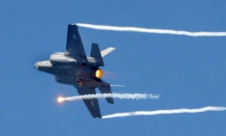 Un avion de chasse israélien F-35 effectue un spectacle aérien au-dessus de la plage de la ville côtière méditerranéenne de Tel Aviv, le 9 mai 2019
