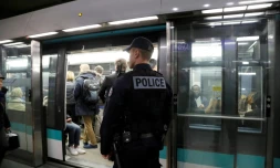 Un policier de la Brigade des Réseaux ferrés patrouille dans le métro de Paris, le 2 novembre 2016
