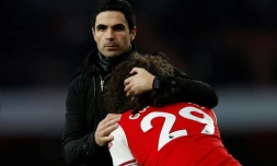 L'entraîneur d'Arsenal Mikel Arteta console son milieu Matteo Guendouzi après la défaite en Premier League contre Chelsea à Londres le 29 décembre 2019