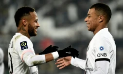 L'attaquant brésilien du Paris Saint-Germain, Neymar, est félicité par l'attaquant Kylian Mbappé, après son doublé contre Bordeaux, lors de la 13e journée de Ligue 1, le 6 novembre 2021 au Matmut Atlantique Stadium </p>