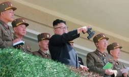 Photo non datée fournie le 14 avril 2017 par l'agence officielle nord-coréenne Kcna du leader Kim Jong-Un observant les opérations des forces spéciales dans un lieu non précisé