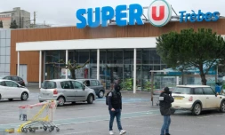 Des enquêteurs inspectent les alentours du Super U à Trèbes le 24 mars 2018 au lendemain d'une attaque qui a fait 4 morts au total