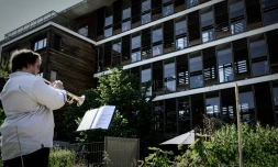 Un musicien de l'Orchestre de chambre de Paris joue pour les résidents de l'Ehpad Hérold, le 18 mai 2020 à Paris