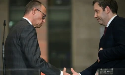 Le chef de l'Union chrétienne-démocrate (CDU) d'Allemagne, Friedrich Merz, et le co-président du Parti social-démocrate allemand (SPD) Lars Klingbeil se serrent la main après une conférence de presse sur les investissements majeurs prévus, à Berlin, le 4 mars 2025