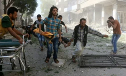 Une personne blessée dans des raids aériens est évacuée le 16 juillet 2016 à Alep