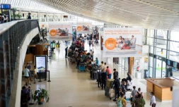 Des passagers attendent de repartir en métropole le 11 août 2021 à l'aéroport international de Martinique au Lamantin