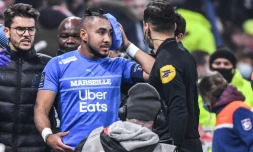 Le milieu de terrain de Marseille Dimitri Payet quitte le terrain aprÚs avoir été visé par une bouteille d'eau en plastique au cours du match de Ligue 1 contre Lyon, le 21 novembre 2021 à Décines-Charpieu