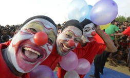 Des acteurs bangladais proposent une "thérapie du drame" en jouant pour les enfants rohingyas dans le camp de Kutupalong, le plus grand camp de réfugiés du monde. Cliché du 28 octobre 2017.