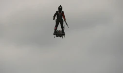 Franky Zapata, "l'homme volant", sur son "Flyboard" au-dessus des Champs-Elysées, le 14 juillet 2019 à Paris