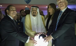 Photo obtenue auprès du palais royal saoudien montrant le roi Salmane, les présidents américain Donald Trump et égyptien Abdel Fattah Al Sissi, ainsi que la Première dame des Etats-Unis Melania Trump, le 21 mai 2017 à Ryad