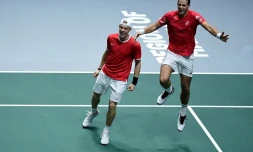 Les Canadiens Denis Shapovalov (g) et Vasek Pospisil qualifient leur pays pour la finale de Coupe Davis en remportant le double décisif contre la Russie, le 23 novembre 2019 à Madrid