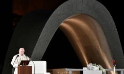 Le pape François parlant devant le monument à la mémoire des victimes de la bombe nucléaire à Hiroshima, au Japon, le 24  novembre 2019