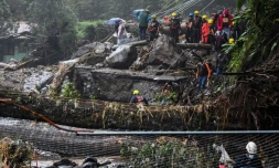 Des personnels de la Croix Rouge aident à évacuer des habitants pris au piège de la crue de la rivière Bambito provoquée par l'ouragan Eta, dans la province de Chiriquí, à 450 km à l'ouest de la ville de Panamá, le 5 novembre 2020