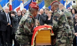 Les camarades de régiment d'Abel Chennouf portent son cercueil le 22 mars 2012 à Manduel (Gard) lors d'une cérémonie en présence de ses proches