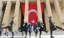 Des soldats turcs devant le mausolée de Mustafa Kemal Atatürk, le 10 novembre 2015 à Ankara