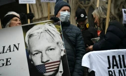 Le portrait de Julian Assange, le fondateur de Wikileaks, sur une pancarte d'un manifestant réclamant sa libération, le 24 janvier 2022 à Londres