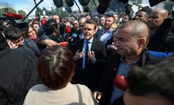 Emmanuel Macron (c), candidat à la présidentielle, s'adresse aux salariés de Whirlpool, le 26 avril 2017 à Amiens