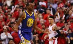 Andre Iguodala vient d'inscrire un panier décisif pour la victoire des Warriors sur le parquet de Toronto, lors du match 2 des finales NBA, le 2 juin 2019