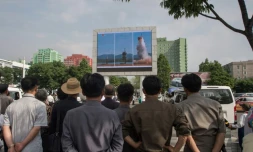 Des nord-coréens regardent un écran diffusant des informations sur le lancement d'un missile balistique, le 22 mai 2017 à Pyongyang