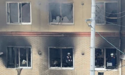 Des pompiers à l'oeuvre dans les locaux du studio KyoAni à Kyoto, au Japon, ravagés par un incendie criminel meurtrier le 18 juillet 2019
