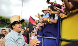 Cette image diffusée par la présidence vénézuélienne montre le président Nicolas Maduro (C) saluant ses partisans à Caracas, le 12 septembre 2024