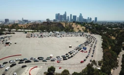 Des voitures font la queue à un centre de dépistage du Covid-19 à Los Angeles le 15 juillet 2020.