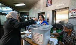 Une électrice vote aux législatives à Damas, le 15 juillet 2024 en Syrie