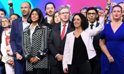 La cheffe de file des dĂ©putĂ©s LFI Mathilde Panot (droite, en bleu), la tĂȘte de liste de LFI aux europĂ©ennes Manon Aubry (blazer blanc), le leader des Insoumis Jean-Luc MĂ©lenchon (centre), la candidate Rima Hassan (veste noir et blanc) et le coordinateur de LFI Manuel Bompard (gauche), notamment, le 16 mars 2024 Ă Villepinte