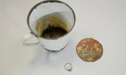 Une bague en or découverte dans le double fond d'une tasse par les conservateurs du musée d'Auschwitz-Birkenau, le 19 mai 2016