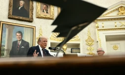Le président américain Donald Trump s'exprime en présence du patron d'Apple Tim Cook le 6 août 2025 à la Maison Blanche, à Washington