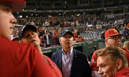 Le président américain Joe Biden lors d'un match de baseball opposant élus républicains (en rouge) et démocrates, à Washington, le 29 septembre