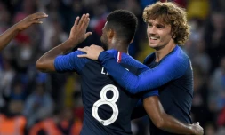 L'attaquant de la France Antoine Griezmann (d) buteur lors de la victoire face à la Bolivie 2-0 en match amical le 2 juin 2019