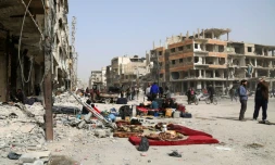 Des civils rassemblent leurs biens dans les rues d'Arbine, dans la Ghouta orientale, dans l'attente de leur évacuation vers le nord-ouest de la Syrie, le 27 mars 2018