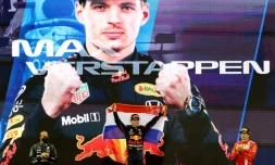 La joie sur le podium du pilote néerlandais Max Verstappen, aprÚs avoir remporté le Grand Prix d'Abou Dhabi et décroché son 1er titre mondial, le 12 décembre 2021, devant le septuple champion du monde, le Britannique Lewis Hamilton (g) et l'Espagnol Carlos Sainz Jr