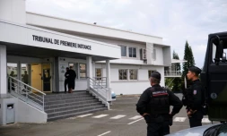 Des gendarmes montent la garde devant le tribunal de Nouméa, le 22 juin 2024
