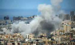 La fumée d'une frappe aérienne israélienne sur la banlieue sud de Beyrouth, le 6 avril 2026 au Liban