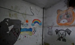Des dessins d'enfants sur les murs d'un sous-sol de l'hôpital pour enfants de Tcherniguiv, le 5 avril 2022 en Ukraine