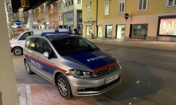 La police autrichienne sur les lieux de l'attaque au couteau commise le 15 février 2025 à Villach, dans le sud du pays
