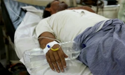 Un homme victime d'un coup de chaleur est perfusé dans un hôpital le 30 mai 2024 à Varanasi, en Inde, lors d'une vague de chaleur