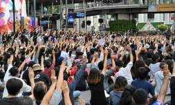 Des manifestants font le salut à trois doigts lors de rassemblements à Bangkok le 15 octobre 2020