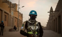 Des policiers de la mission de l'ONU au Mali (Minusma) patrouillent devant la Grande mosquée de Tombouctou, le 8 décembre 2021