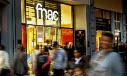 Des passants devant le magasin Fnac le 27 octobre 2015 à Lille