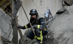 Un sauveteur sur le site d'une attaque de missiles russes Ă Kiev, le 25 mars 2024 en Ukraine